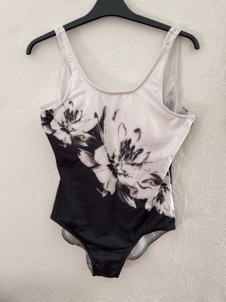 Bañador estampado flores blanco y negro