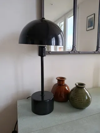 Lámpara de mesa negra.