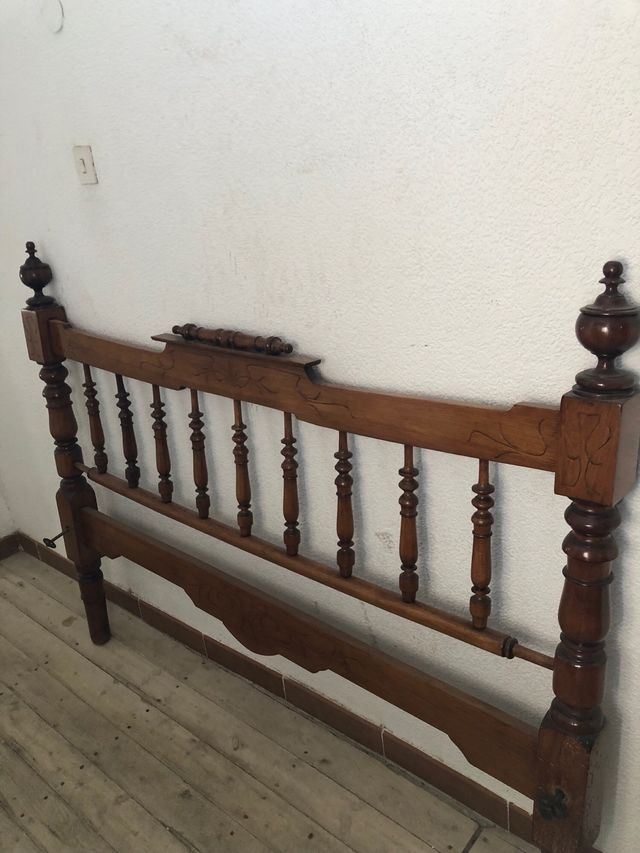 Cabecero de cama antiguo de madera