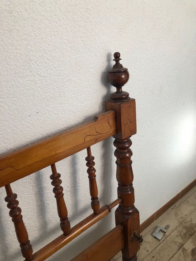 Cabecero de cama antiguo de madera