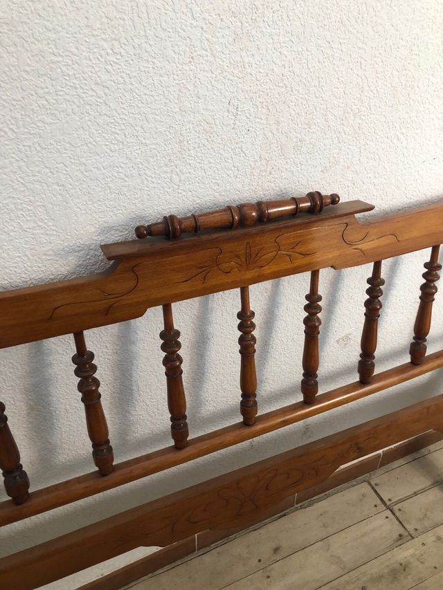 Cabecero de cama antiguo de madera