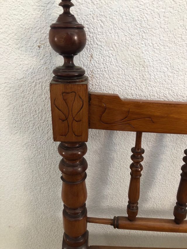 Cabecero de cama antiguo de madera