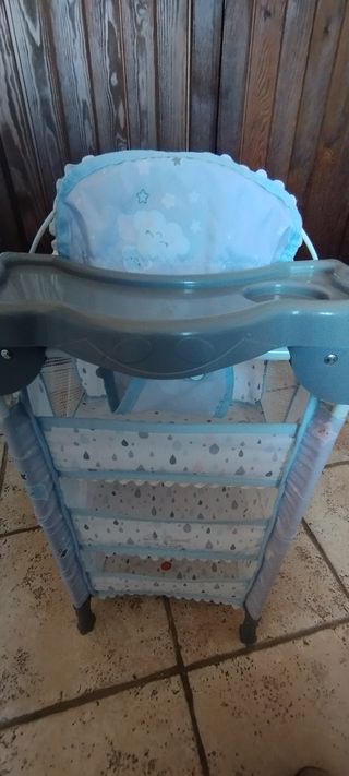 Cuna de muñecas con armario y trona