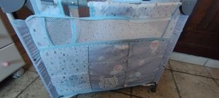 Cuna de muñecas con armario y trona