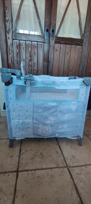 Cuna de muñecas con armario y trona