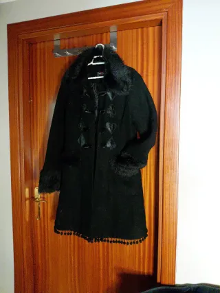 Abrigo negro mujer con detalles, usao una vez.