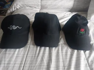3 Gorras Ajustables Negras