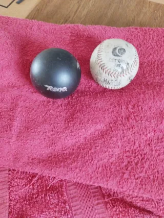2 pelotas de béisbol