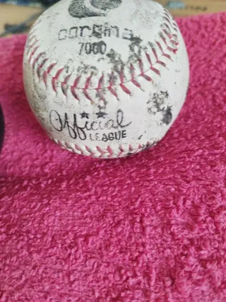 2 pelotas de béisbol