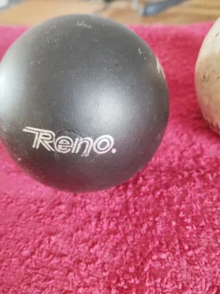 2 pelotas de béisbol