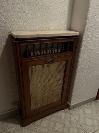 Cubre radiador de mármol, madera y ratán