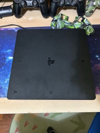 Playstation 4 Slim con 3 controller