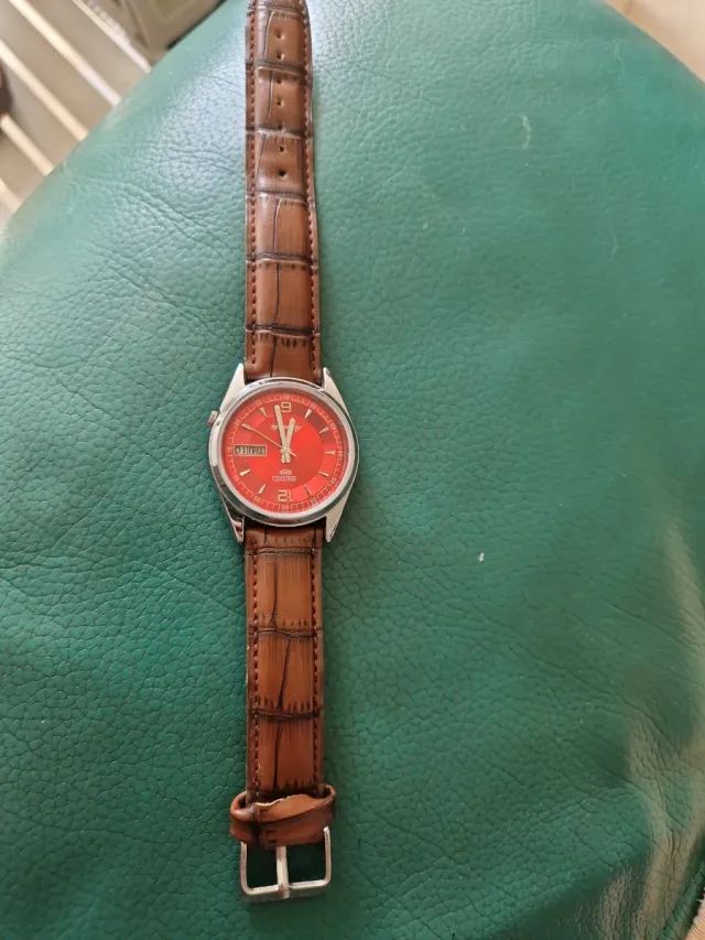 Relógio Seiko com Correia Marrom e Esfera Vermelha