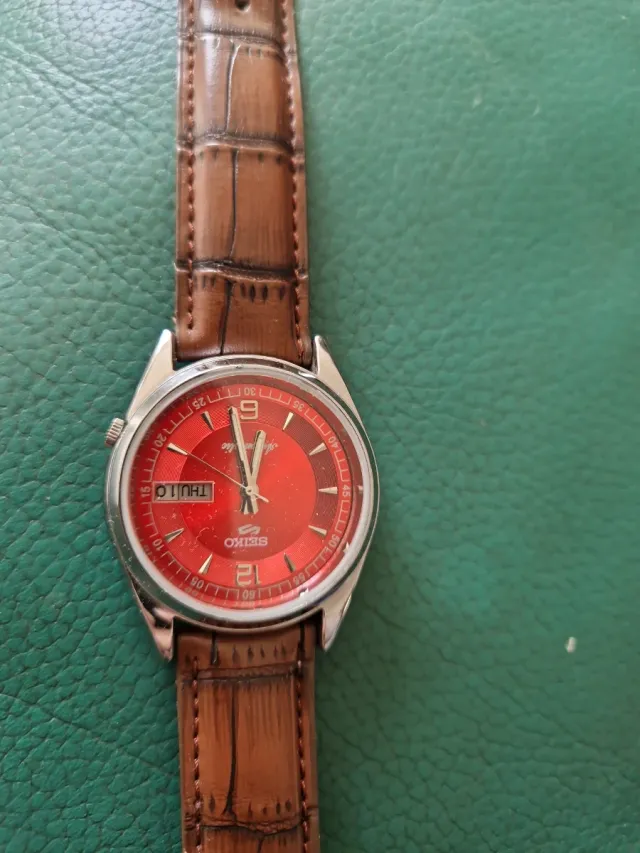 Relógio Seiko com Correia Marrom e Esfera Vermelha