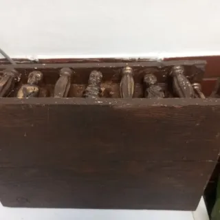 Arca pequeña antigua de madera tallada