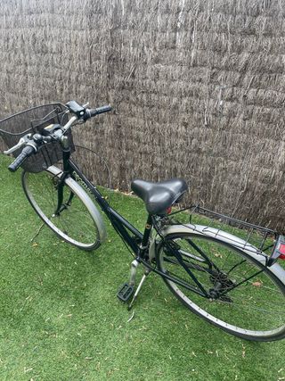 Bicicleta urbana negra con cesta