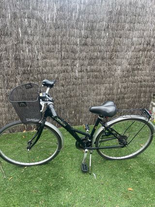 Bicicleta urbana negra con cesta