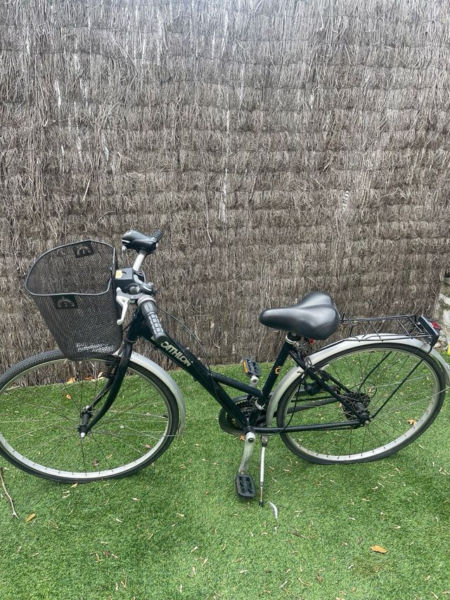 Bicicleta urbana negra con cesta