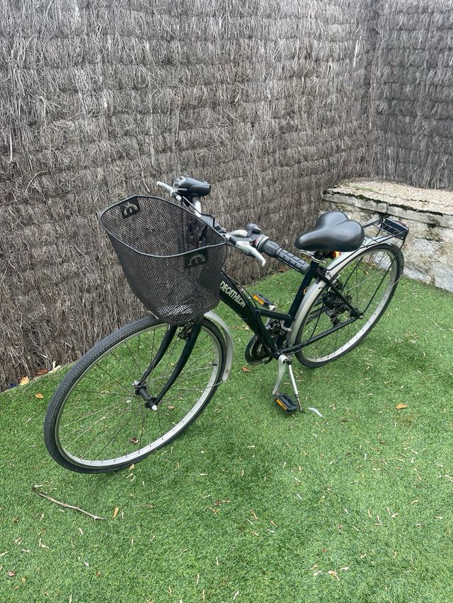 Bicicleta urbana negra con cesta