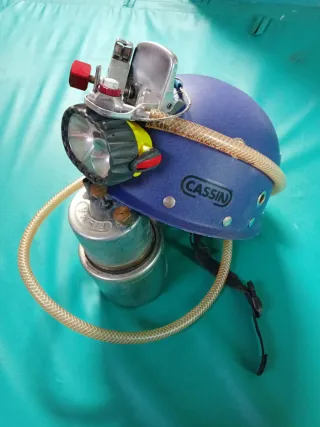Casco espeleología con frontal y carburero