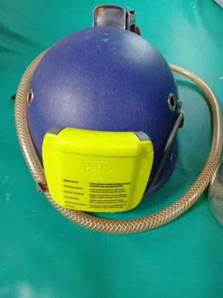 Casco espeleología con frontal y carburero