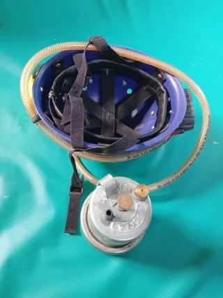 Casco espeleología con frontal y carburero