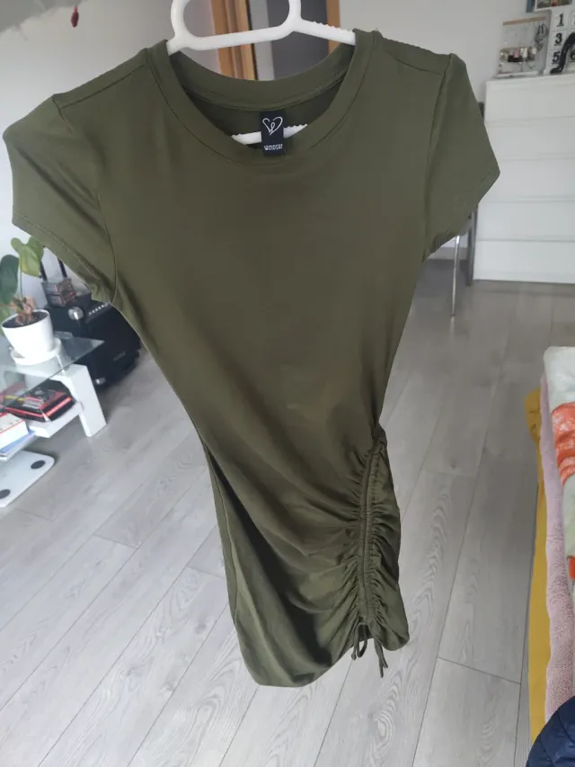 Vestido verde con cordón fruncido