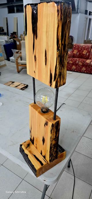 Lámpara artesanal madera y resina