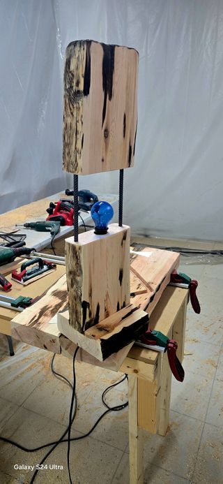 Lámpara artesanal madera y resina