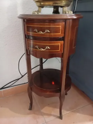 Mesita francesa madera detalles bronce