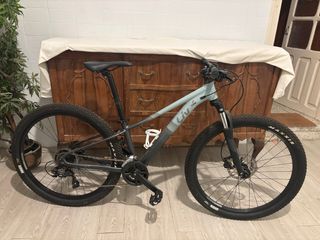 Esta es una bicicleta de montaña Liv Tempt 3 con un marco de aluminio ALUXX