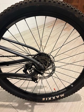 Esta es una bicicleta de montaña Liv Tempt 3 con un marco de aluminio ALUXX