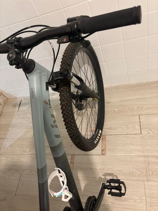 Esta es una bicicleta de montaña Liv Tempt 3 con un marco de aluminio ALUXX