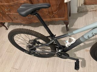 Esta es una bicicleta de montaña Liv Tempt 3 con un marco de aluminio ALUXX