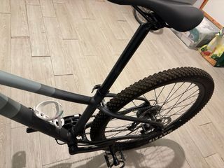 Esta es una bicicleta de montaña Liv Tempt 3 con un marco de aluminio ALUXX