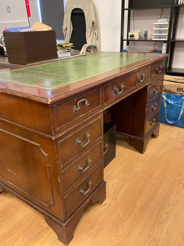 Escritorio de madera antiguo con tapa verde