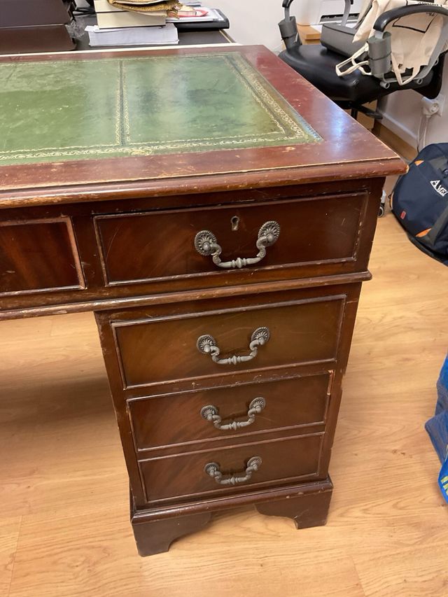 Escritorio de madera antiguo con tapa verde