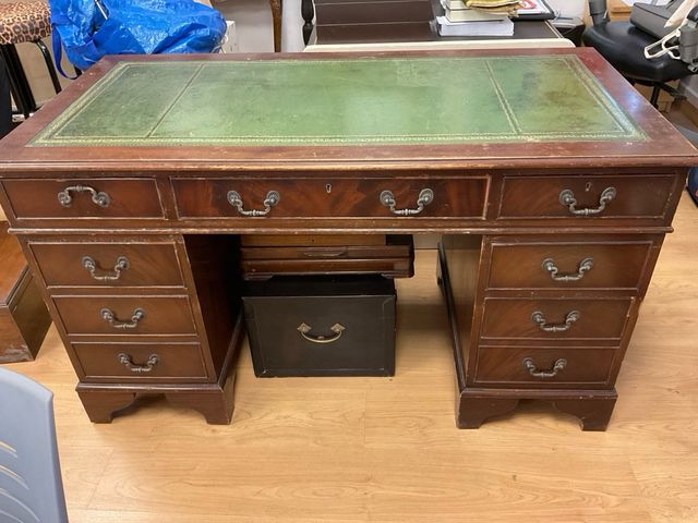 Escritorio de madera antiguo con tapa verde