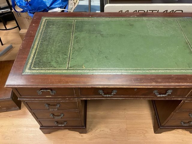 Escritorio de madera antiguo con tapa verde