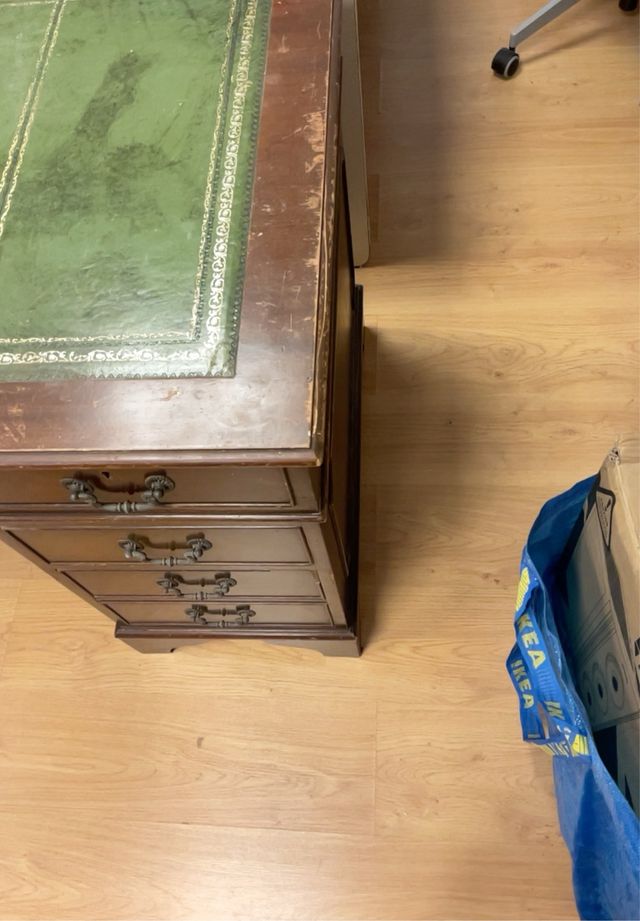 Escritorio de madera antiguo con tapa verde