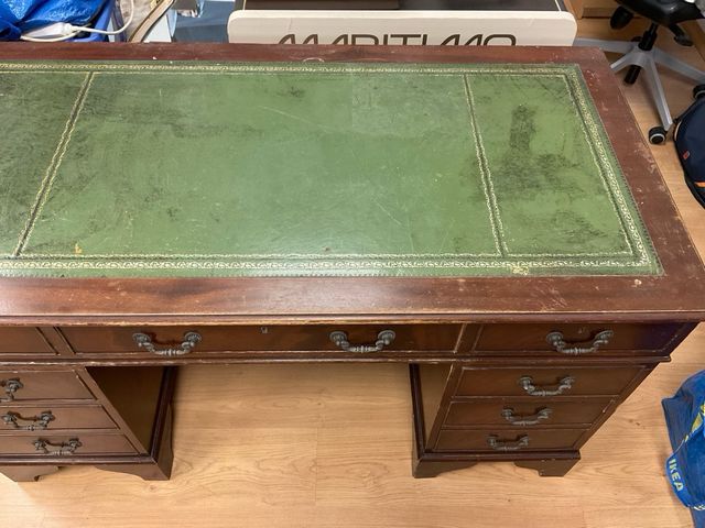 Escritorio de madera antiguo con tapa verde
