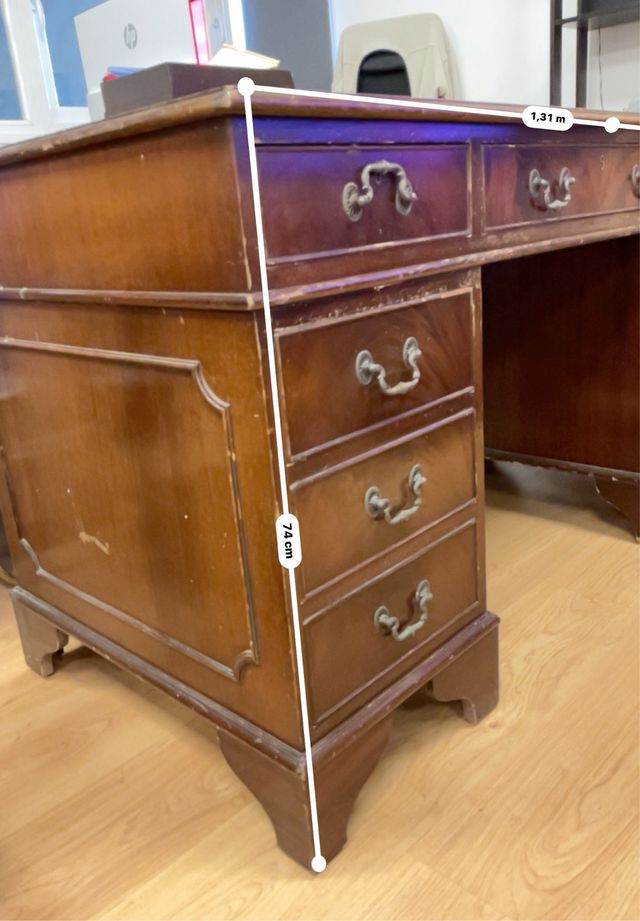 Escritorio de madera antiguo con tapa verde