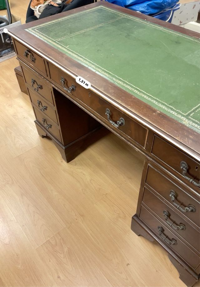 Escritorio de madera antiguo con tapa verde