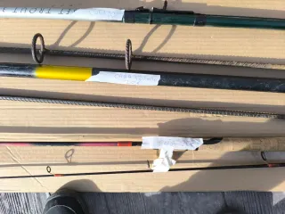 Lote de cañas de pescar y accesorios