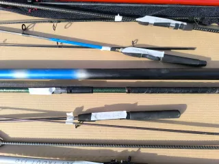 Lote de cañas de pescar y accesorios