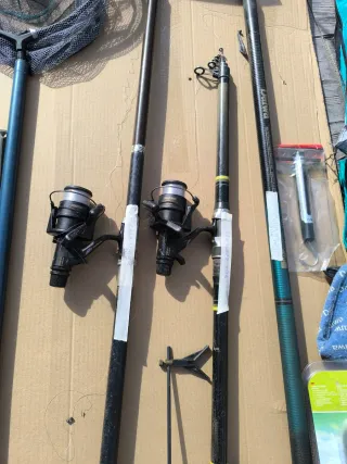 Lote de cañas de pescar y accesorios