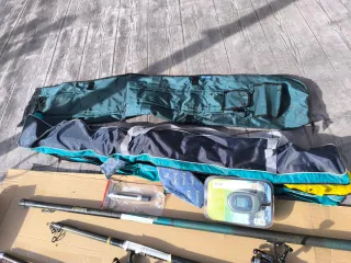 Lote de cañas de pescar y accesorios