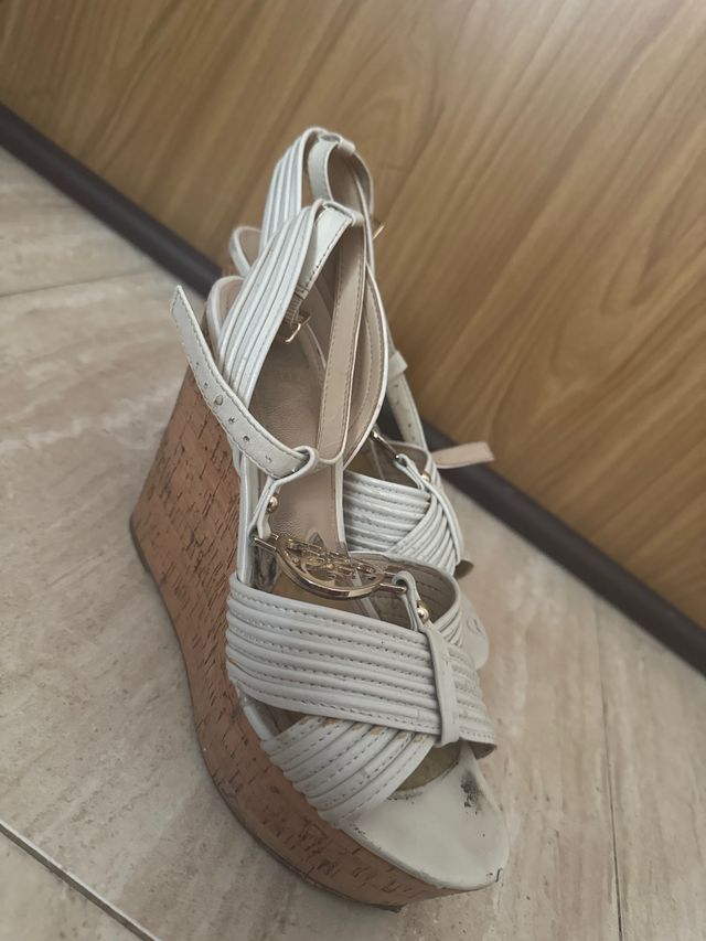 Cuñas blancas y doradas