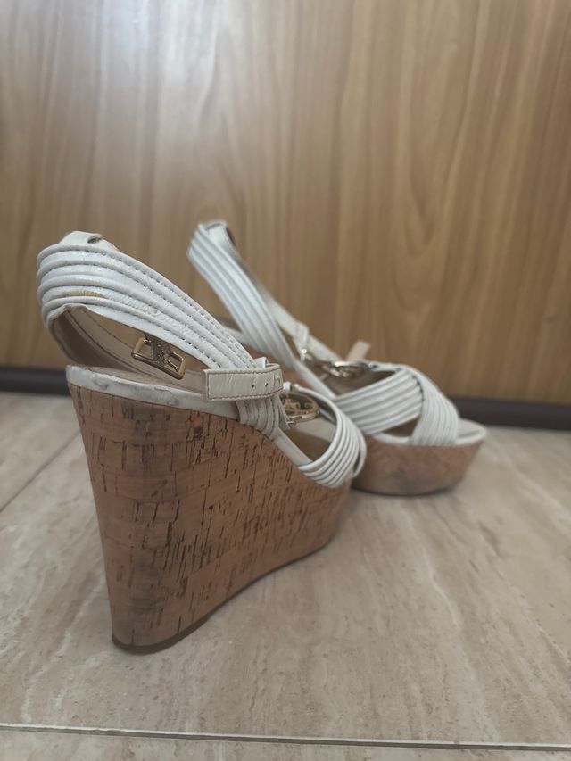 Cuñas blancas y doradas