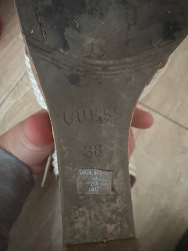 Cuñas blancas y doradas